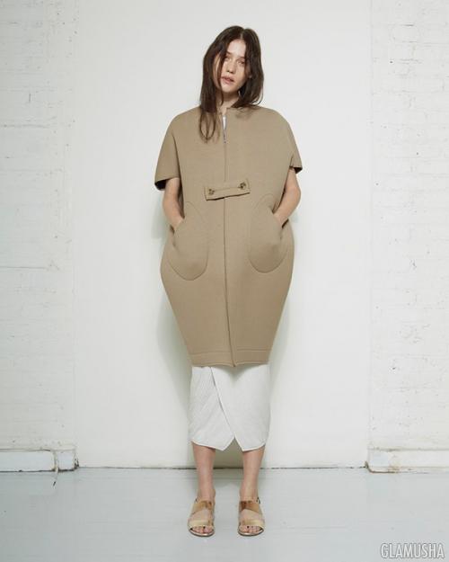 Пальто-кокон. С чем носить и кому идет большое пальто-кокон