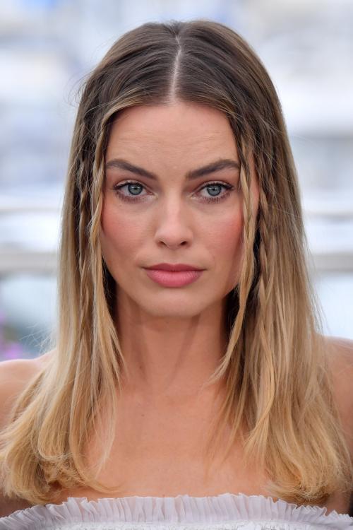 Прическа с косами и распущенными волосами. Горячий тренд лета 2021 — тонкие акцентные косички у лица