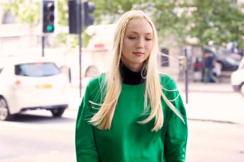 Прическа с косами и распущенными волосами. Горячий тренд лета 2021 — тонкие акцентные косички у лица