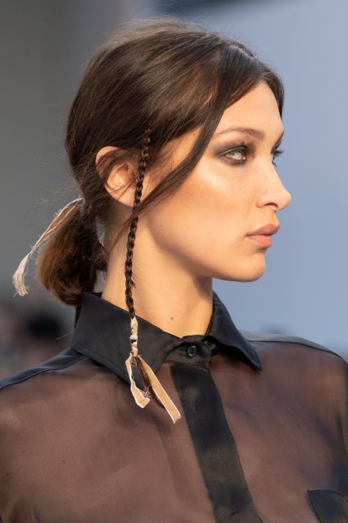 Прическа с косами и распущенными волосами. Горячий тренд лета 2021 — тонкие акцентные косички у лица