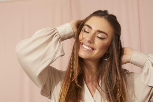 Прическа с косами и распущенными волосами. Горячий тренд лета 2021 — тонкие акцентные косички у лица