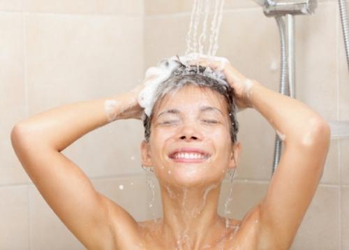 Как ухаживать за волосами в домашних условиях. Уход за волосами в домашних условиях. Рецепты для густоты волос и роста, маски, пилинги