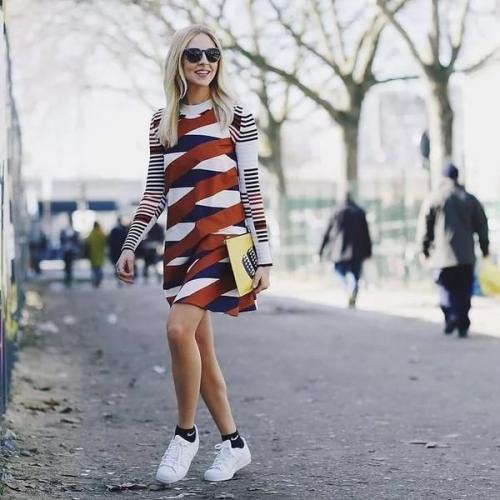 Джинсовое платье с кроссовками. Сочетание платьев с кроссовками — правила создания стильных образов