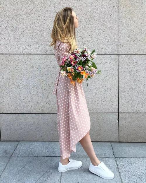 Джинсовое платье с кроссовками. Сочетание платьев с кроссовками — правила создания стильных образов