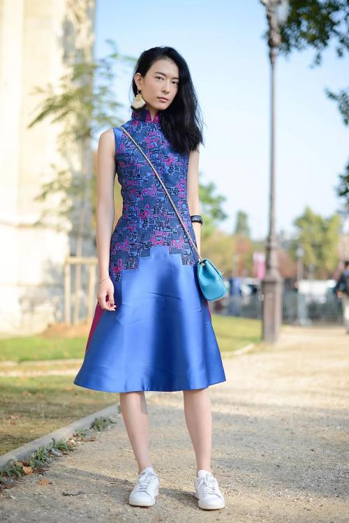 Джинсовое платье с кроссовками. Сочетание платьев с кроссовками — правила создания стильных образов