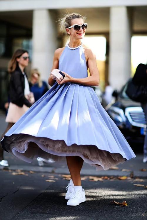 Джинсовое платье с кроссовками. Сочетание платьев с кроссовками — правила создания стильных образов