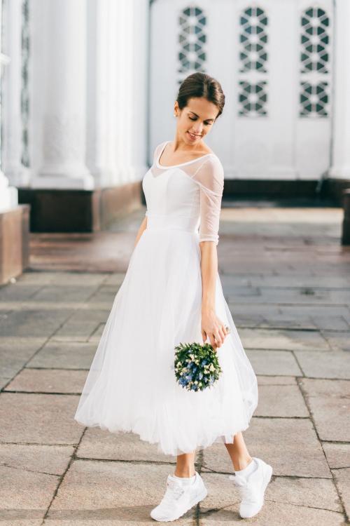 Джинсовое платье с кроссовками. Сочетание платьев с кроссовками — правила создания стильных образов