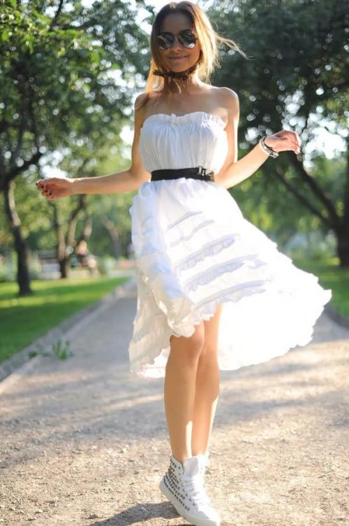 Джинсовое платье с кроссовками. Сочетание платьев с кроссовками — правила создания стильных образов