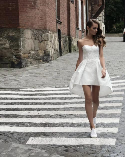 Джинсовое платье с кроссовками. Сочетание платьев с кроссовками — правила создания стильных образов