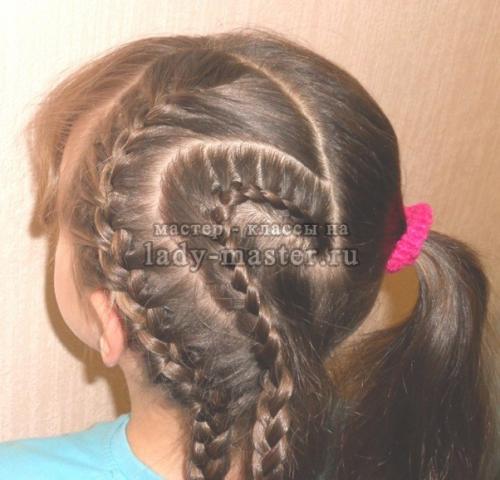 Простая прическа для девочки 2 года сердце из.. Прическа для девочки в форме сердца