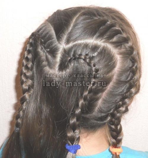 Простая прическа для девочки 2 года сердце из.. Прическа для девочки в форме сердца