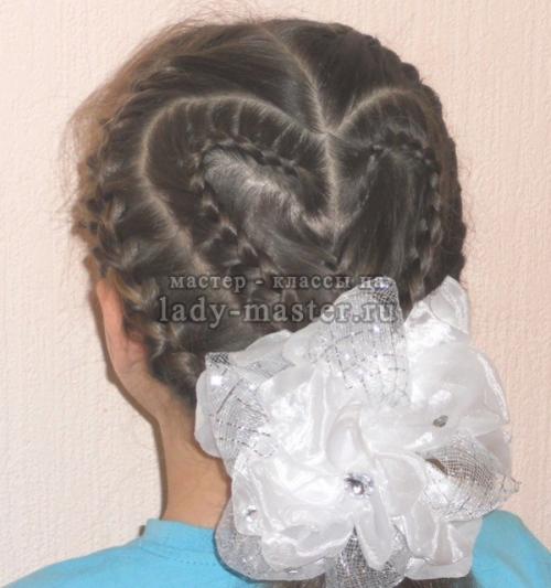 Простая прическа для девочки 2 года сердце из.. Прическа для девочки в форме сердца