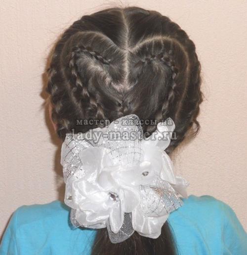 Простая прическа для девочки 2 года сердце из.. Прическа для девочки в форме сердца