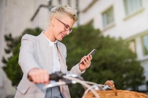 Стильные женские прически и укладки на короткие волосы. Самые модные женские прически на короткие волосы: семь главных трендов