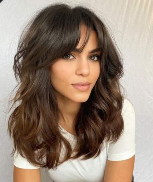 Кудри с челкой шторкой. Челка шторка 2022 с актуальными стрижками: фото, тренды