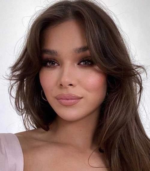 Кудри с челкой шторкой. Челка шторка 2022 с актуальными стрижками: фото, тренды