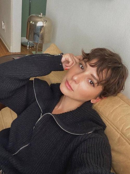 Кудри и прямая челка. Нужна ли челка на волнистые волосы 27