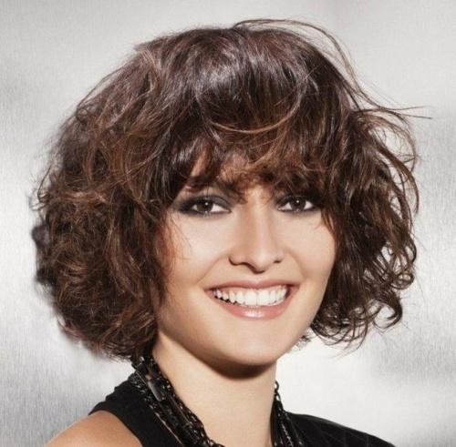 Удлиненная челка на вьющиеся волосы. Какой тип челки подойдет для кудрявых волос