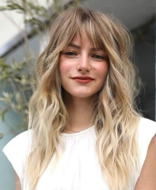 Кудри с челкой шторкой. Челка шторка 2022 с актуальными стрижками: фото, тренды