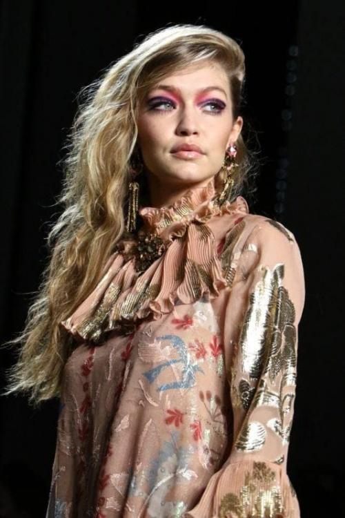 Удлиненная челка на вьющиеся волосы. Какой тип челки подойдет для кудрявых волос