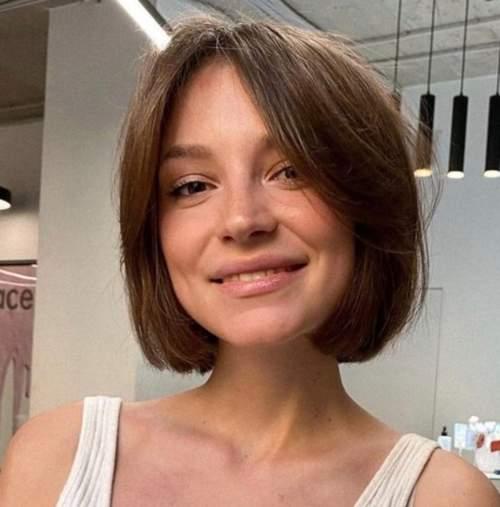 Кудри с челкой шторкой. Челка шторка 2022 с актуальными стрижками: фото, тренды