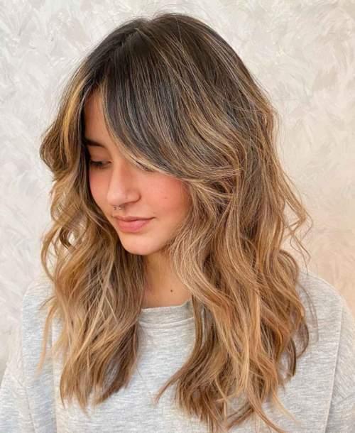 Кудри с челкой шторкой. Челка шторка 2022 с актуальными стрижками: фото, тренды