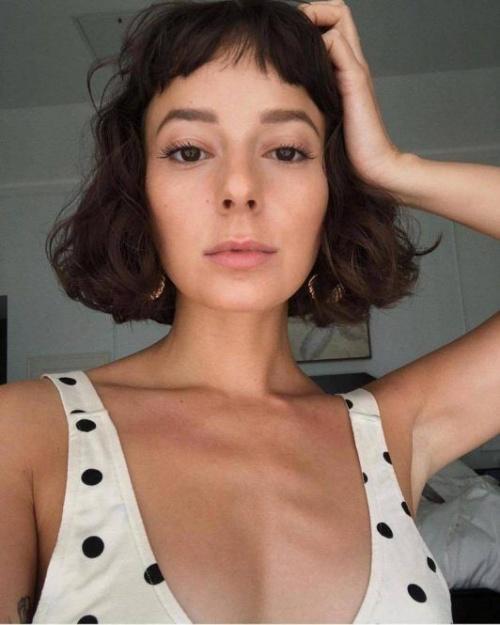 Удлиненная челка на вьющиеся волосы. Какой тип челки подойдет для кудрявых волос