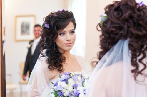 Локоны с челкой на бок. Укладка с кудрями на бок и челкой