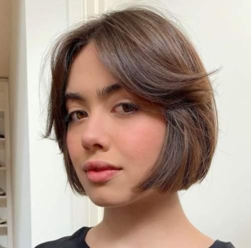 Кудри с челкой шторкой. Челка шторка 2022 с актуальными стрижками: фото, тренды