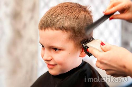 Как избежать травм во время стрижки мальчика машинкой дома. Как правильно подстричь ребенка машинкой дома?