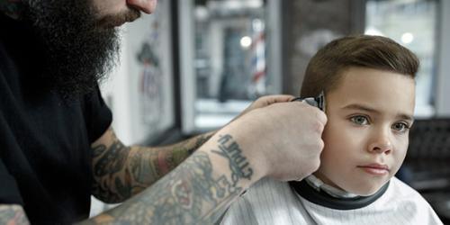 Стрижка мальчика машинкой дома: простой способ сохранить стиль 02 Стрижка мальчика машинкой дома: простой способ сохранить стиль 02