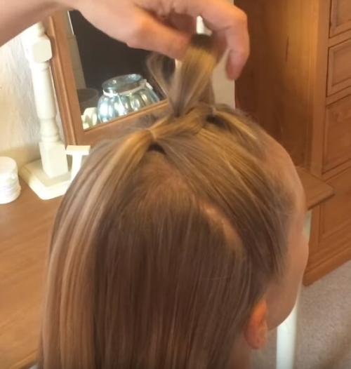 Косы на основе резиночек. 10 причесок на основе косы из хвостиков с резинками: с фото, схемами и видео, пошагово научим плести ее и даже вокруг головы 14 Косы на основе резиночек. 10 причесок на основе косы из хвостиков с резинками: с фото, схемами и видео, пошагово научим плести ее и даже вокруг головы 14