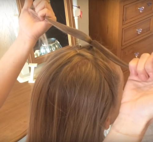 Косы на основе резиночек. 10 причесок на основе косы из хвостиков с резинками: с фото, схемами и видео, пошагово научим плести ее и даже вокруг головы 12 Косы на основе резиночек. 10 причесок на основе косы из хвостиков с резинками: с фото, схемами и видео, пошагово научим плести ее и даже вокруг головы 12