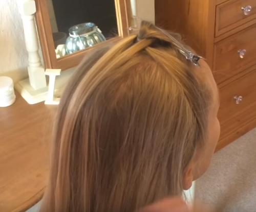 Косы на основе резиночек. 10 причесок на основе косы из хвостиков с резинками: с фото, схемами и видео, пошагово научим плести ее и даже вокруг головы 13 Косы на основе резиночек. 10 причесок на основе косы из хвостиков с резинками: с фото, схемами и видео, пошагово научим плести ее и даже вокруг головы 13