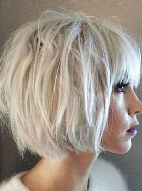 Удлиненное градуированное каре с челкой. Градуированный боб каре 210 фото