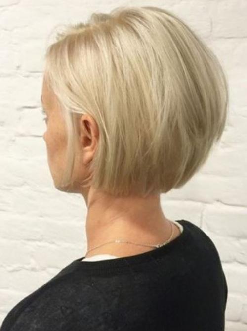 Удлиненное градуированное каре с челкой. Градуированный боб каре 210 фото