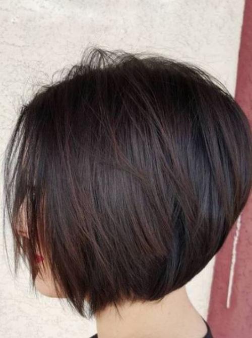 Удлиненное градуированное каре с челкой. Градуированный боб каре 210 фото