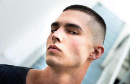 Мужские стрижки под машинку в домашних условиях. Как подстричь мужчину в домашних условиях машинкой? 03