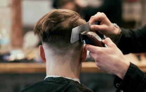 Мужские стрижки под машинку в домашних условиях. Как подстричь мужчину в домашних условиях машинкой? 04
