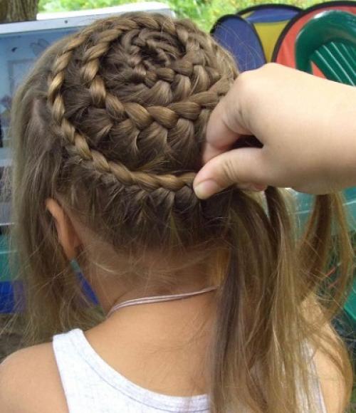 Красиво заплести девочку пошагово. Как заплести косу девочке просто и красиво. Пошаговая инструкция для начинающих