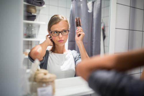 Выпадают волосы когда мою голову форум. Первые признаки алопеции у мужчин и женщин