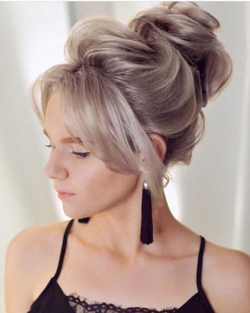 Вечерняя прическа на средние светлые волосы. Какую прическу сделать на торжество?