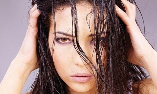 Можно ли наносить пенку на сухие волосы. Используем пену правильно