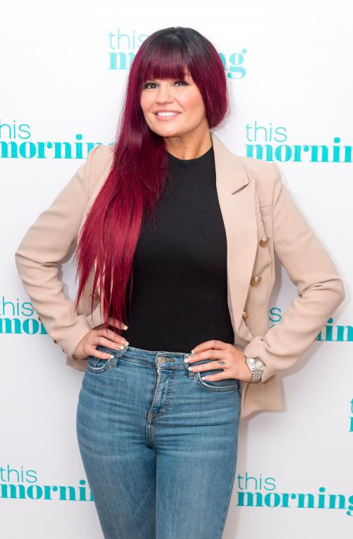 Бордовый цвет волос: кому он идет