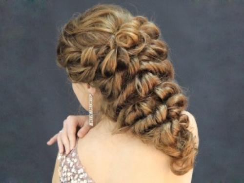 Какие прически к какому платью подойдут. Прическа под платье (84 фото): как правильно создать единый стиль и образ 37