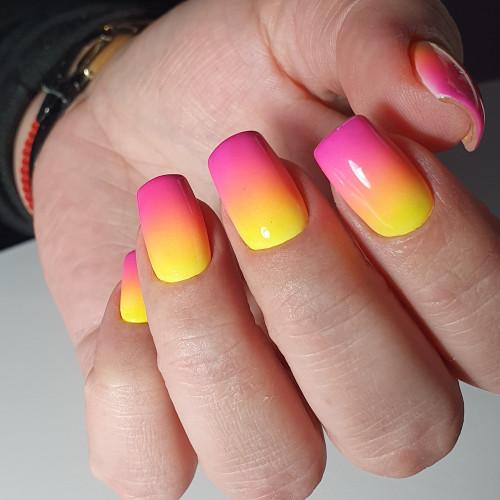 Маникюр с рисунком девушки. Яркий градиент в маникюре