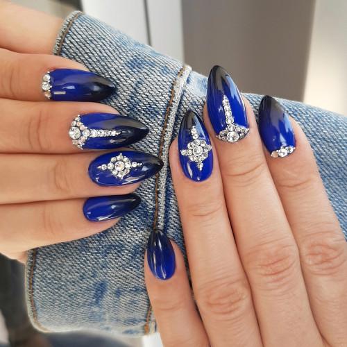 Маникюр с рисунком девушки. Яркий градиент в маникюре