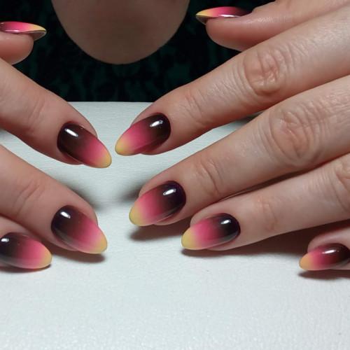 Маникюр с рисунком девушки. Яркий градиент в маникюре