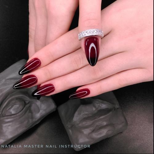 Маникюр с рисунком девушки. Яркий градиент в маникюре