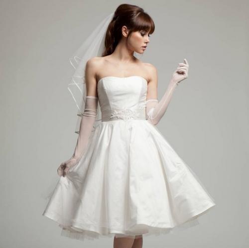 Прическа под воротник стойка. Прически под платье разных фасонов. Учимся подбирать самый удачный вариант. Примеры сочетания прически с вырезом платья. 80 фото-идей красивых причёсок под платье